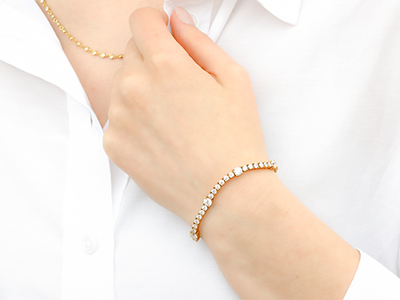 Diamond bracelet | Modern gold jewelry, Black beads mangalsutra design,  Bangles jewelry designs