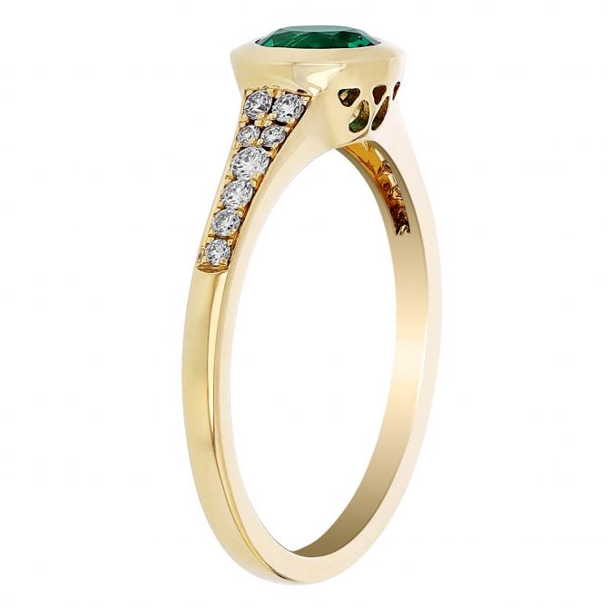 Round Emerald Bezel Set Ring with Tapered Diamond Pavé Shank in Yellow Gold